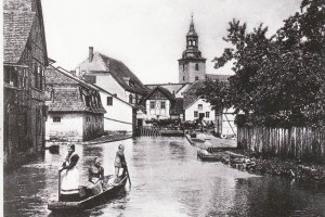 Historische Aufnahme des Alten Brauhaus Bad Berka um 1835 – Blick auf das Klein Venedig mit Boot